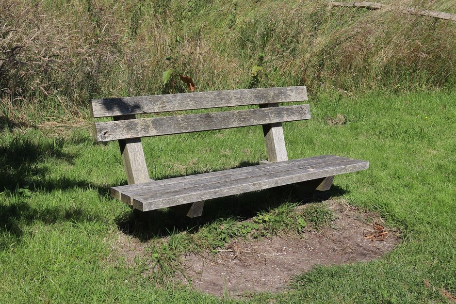 Vrolijke gele accenten in gezellige keukenhoek.