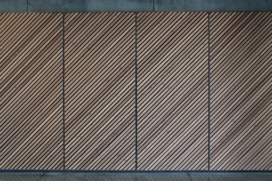 Houten akoestische wandpanelen in thuisstudio.
