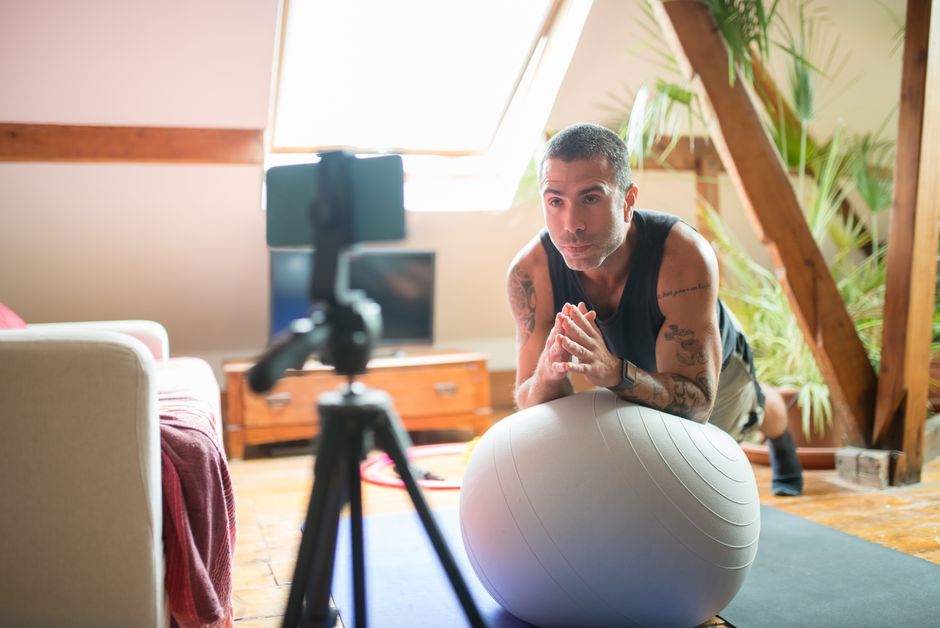 Man doet push-ups in woonkamer herfst.