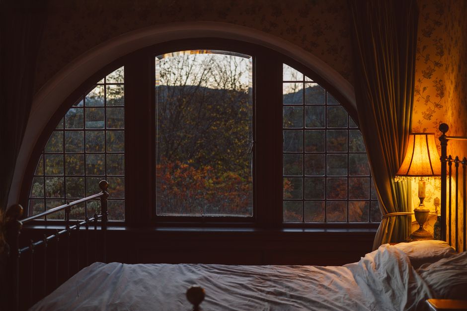Rustgevende slaapkamer met herfstbladeren motief.